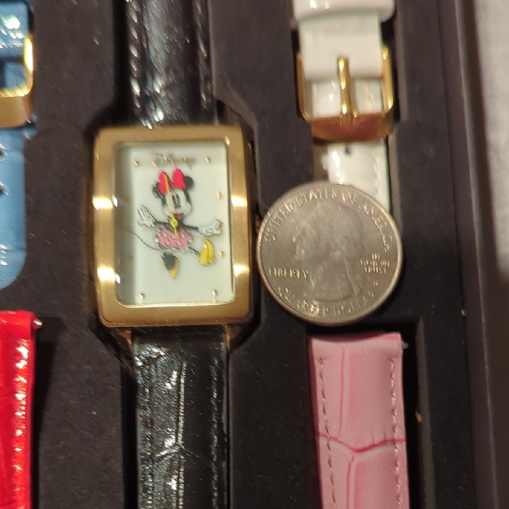 Disney Watch with Minnie Mouse and 5 Interchangeable Bands - Picture 8 of 9
